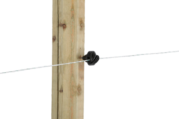 Schwarzer EASYCord Seilisolator an einem Holzpfosten mit weißem Elektroseil