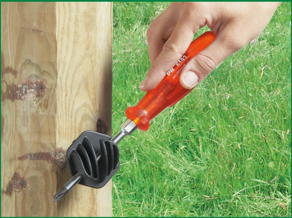 Hand montiert EASYCord Seilisolator an Holzpfosten mit PB SWISS TOOLS Schraubendreher