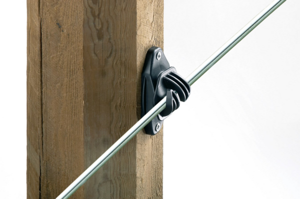 Schwarzer EASYCord Seilisolator an Holzpfosten mit grünem Metallseil