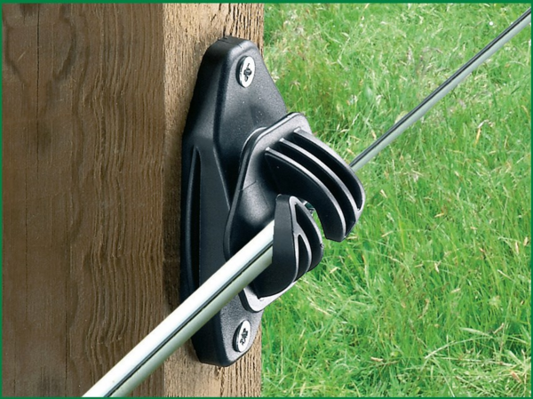 EASYCord Seilisolator montiert an einem Holzpfosten mit weißem Elektroseil im Hintergrund einer grünen Wiese