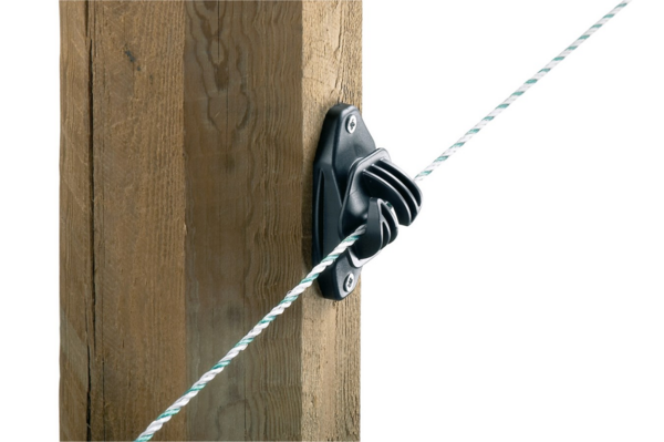 Schwarzer EASYCord Seilisolator an einem Holzpfosten mit gestreiftem Seil