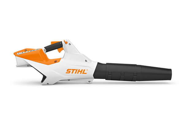 Seitenansicht des Stihl BGA 86 Akku-Laubbläsers in Weiß mit orangefarbenen Details