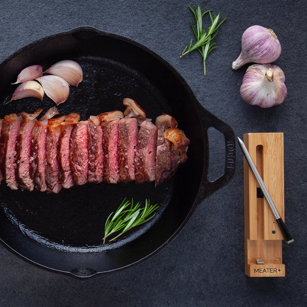 Perfekt gebratenes Steak mit MEATER Plus Thermometer in einer gusseisernen Pfanne