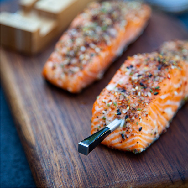 MEATER Plus smartes Fleischthermometer in gewürztem Lachs auf Holzbrett