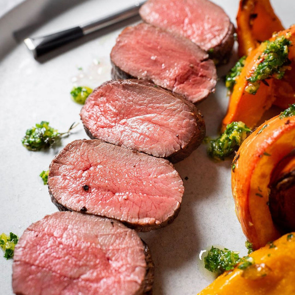 Perfekt gegartes Rinderfilet mit MEATER Plus Fleischthermometer im Hintergrund