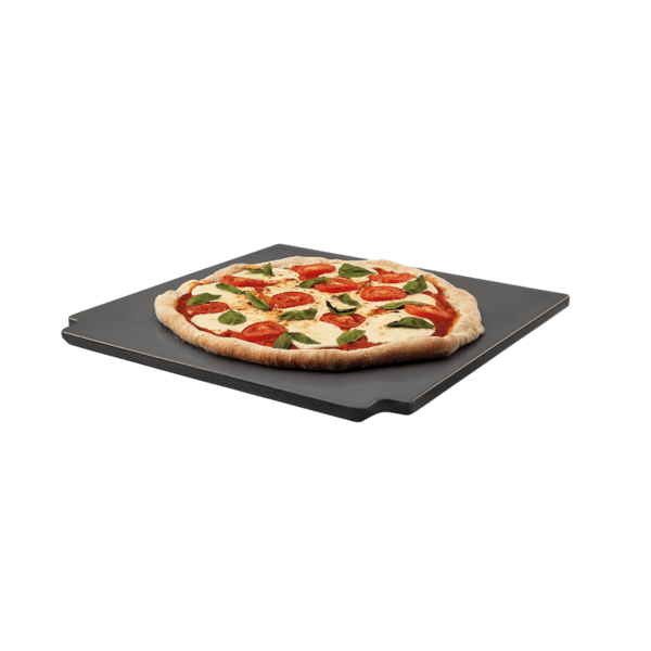 Frische Pizza auf WEBER CRAFTED glasiertem Grillstein