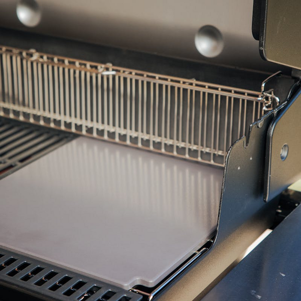 Glasierte Grillstein auf modernem Weber Grill für Pizzen und Brote
