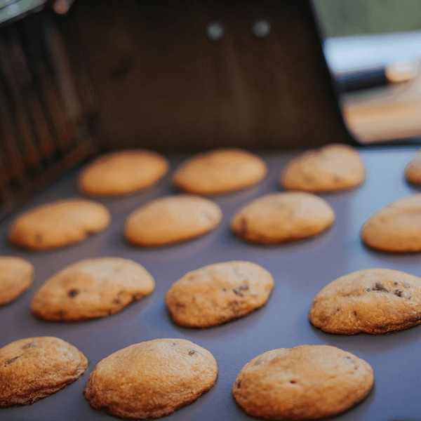 Frisch gebackene Cookies auf einem glasierten Grillstein im Weber Grill