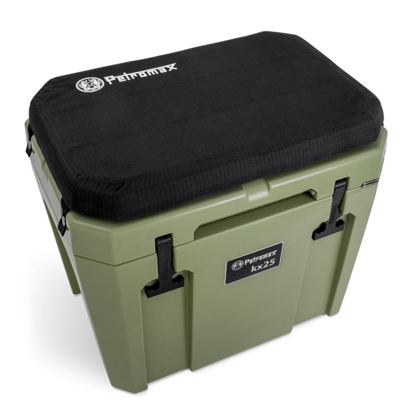Petromax Kühlbox kx25 in Olivgrün mit schwarzem Sitzkissen