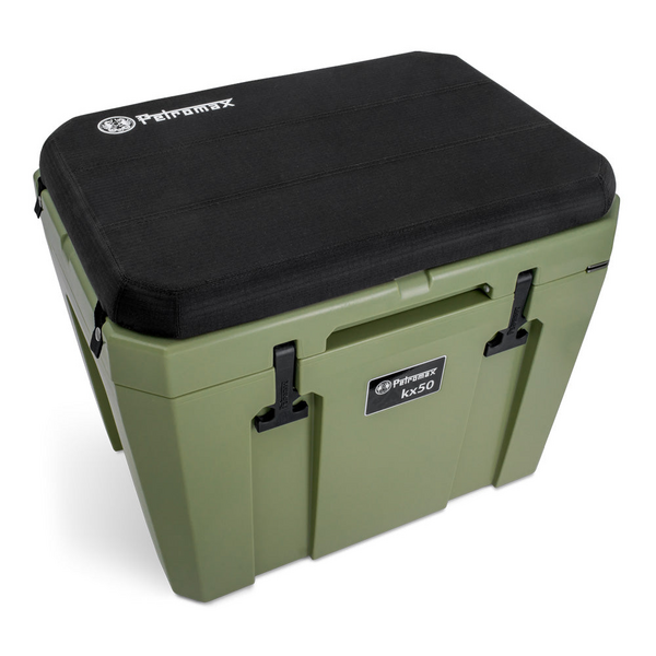 Petromax Kühlbox kx50 in Olivgrün mit schwarzem Sitzkissen