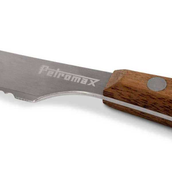 Detailansicht eines Petromax Camping Messers mit Walnussholzgriff und Doppelwellenschliff