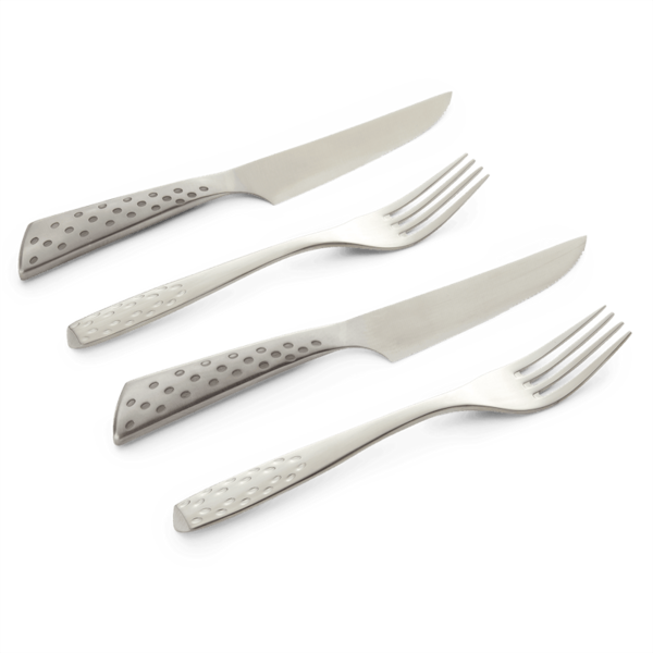Weber Deluxe Steak-Set mit zwei Messern und zwei Gabeln auf dunkelgrünem Hintergrund