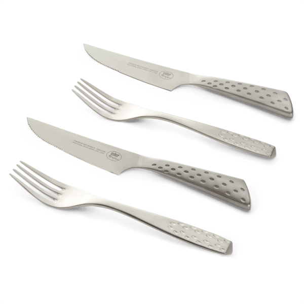Weber Deluxe Steakbesteck-Set aus Edelstahl auf dunkelgrünem Hintergrund