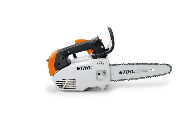 Stihl MS 151 TC-E Kettensäge auf weißem Hintergrund für professionelle Baumpflege