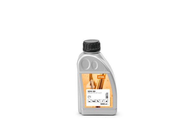 500 ml Flasche STIHL Motorenöl 10W-30 für 4-Takt-Motoren mit API-Spezifikationen auf weißem Hintergrund