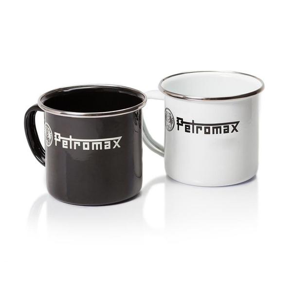 Zwei Petromax Emaille-Becher in Schwarz und Weiß auf glänzender Oberfläche
