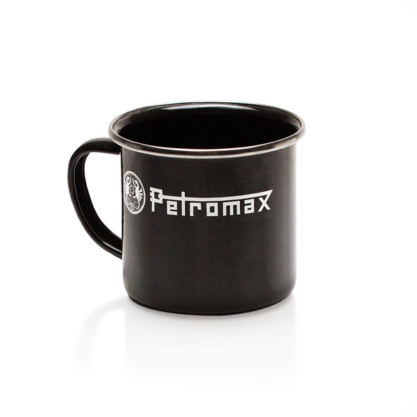 Schwarzer Petromax Emaille-Becher mit Logo auf weißem Hintergrund