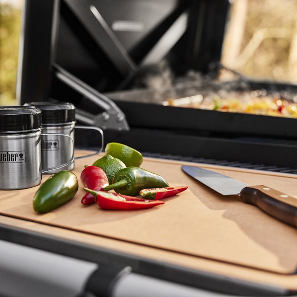 Weber Works Schneidebrett auf Grilltisch mit frischen Paprika und Messer