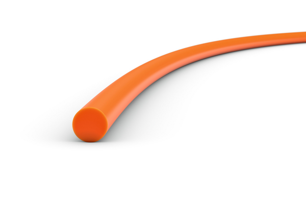 Nahaufnahme eines orangefarbenen STIHL Mähfadens auf weißem Hintergrund