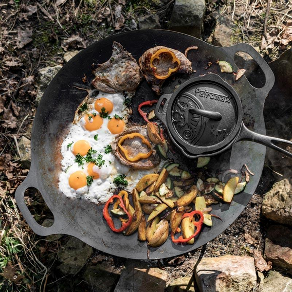 Petromax Grill- und Feuerschale fs48 mit Essen im Freien