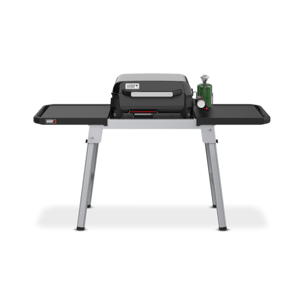 Weber Grilltisch mit ausziehbaren Seitentischen und modernem Grill in Studioansicht