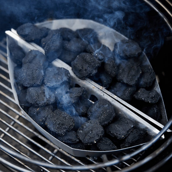 Weber Holzkohlekörbe Char-Basket auf Grillrost mit glühenden Kohlen und aufsteigendem Rauch