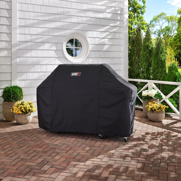 Weber Premium Abdeckhaube Summit FS38 schützt einen Grill auf einer Terrasse