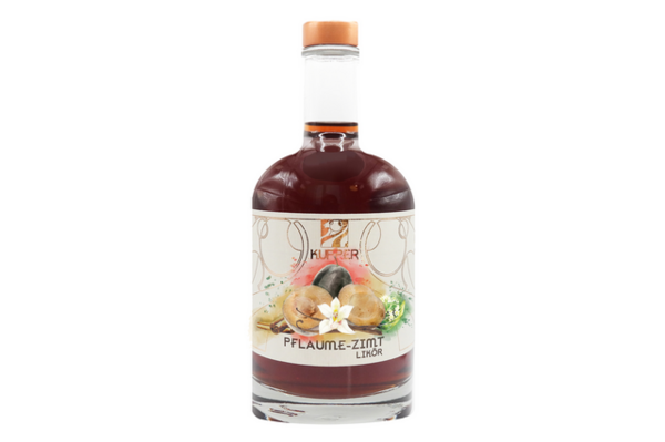 Flasche Kupper Pflaumen-Zimt-Likör mit Etikett auf weißem Hintergrund