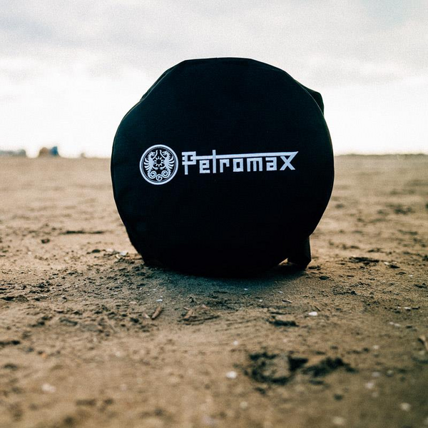 Schwarze Petromax Transporttasche für Feuertopf auf Sand mit Logo