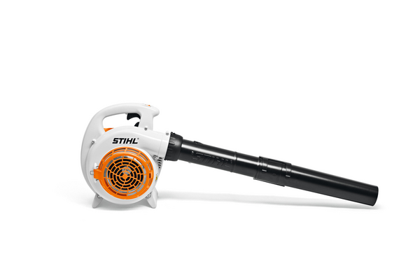 Stihl BG 56 Benzin-Laubbläser in Weiß und Orange auf weißem Hintergrund