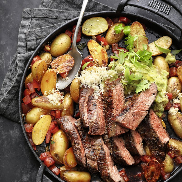 Gegrillte Steakstreifen mit Kartoffeln und Guacamole in einer Weber-Pfanne