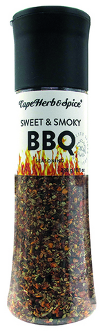 Gewürzmühle Sweet & Smoky BBQ von Cape Herb & Spice gefüllt mit roten und braunen Gewürzen