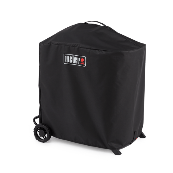 Schwarze Weber Premium Abdeckhaube über einem Gasgrill mit sichtbaren Rädern