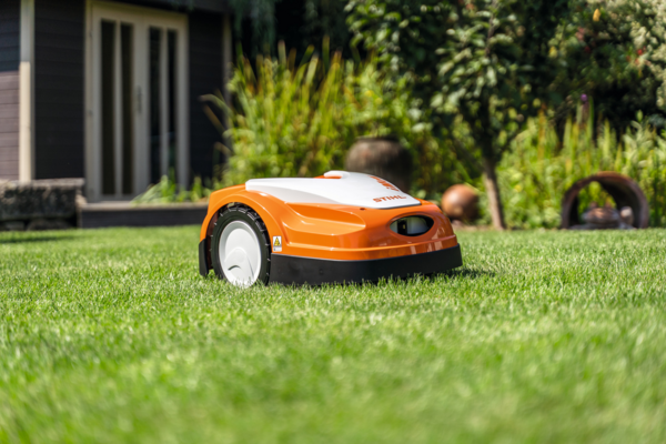Stihl RMI 422 Mähroboter im Einsatz auf grünem Rasen vor modernem Haus