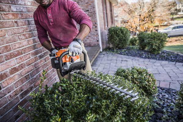 Mann verwendet STIHL HS 45 Heckenschere im Garten