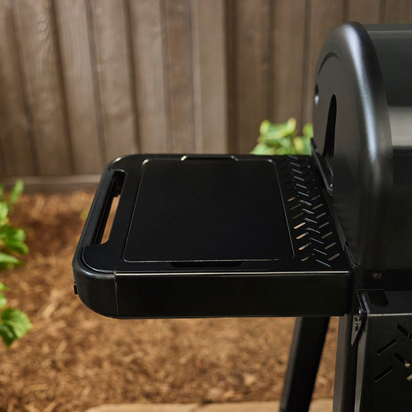 Schwarzer Seitentisch an einem Grill im Garten
