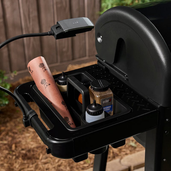 Weber Works Seitentisch mit Zubehör am Grill im Garten