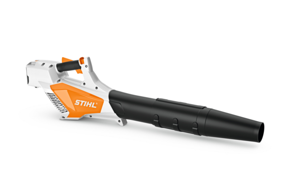 Stihl BGA 57 Akku-Blasgerät auf weißem Hintergrund