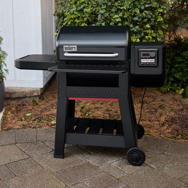 Weber Smoque Pelletsmoker mit zusätzlichem Ablageboden in einer Außenumgebung