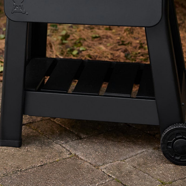 Weber Smoque Pelletsmoker mit robustem Ablageboden für Grillzubehör auf gepflasterter Fläche