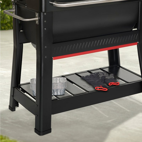 Weber Smoque XL Pelletsmoker mit Ablageboden und Grillzubehör auf Terrasse