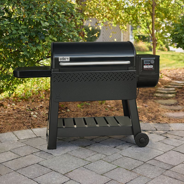 Weber Smoque XL Pelletsmoker mit neuem Ablageboden im Garten