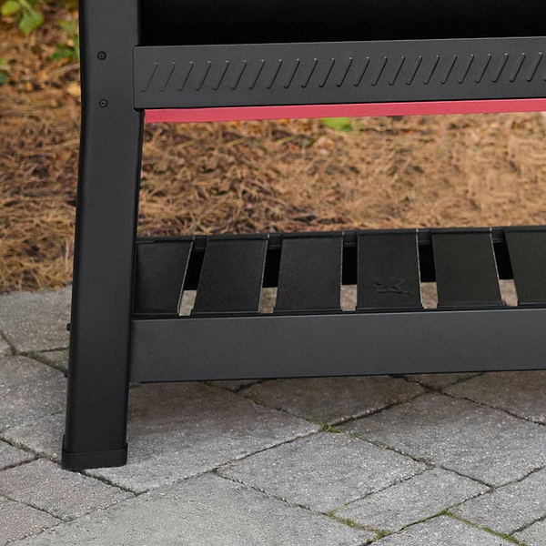 Unterer Teil eines Weber Smoque XL Pelletsmokers mit robustem Ablageboden auf gepflastertem Untergrund