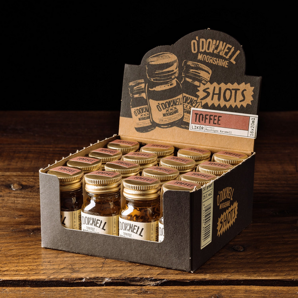 Karton mit O'Donnell Moonshine Toffee Shots in Miniaturflaschen auf Holztisch
