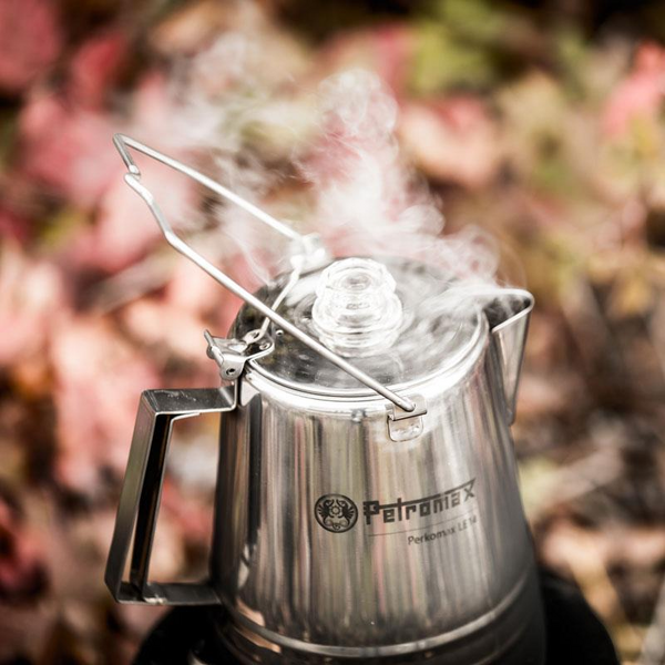 Petromax Perkolator Perkomax le28 aus Edelstahl in Betrieb mit sichtbarem Dampf