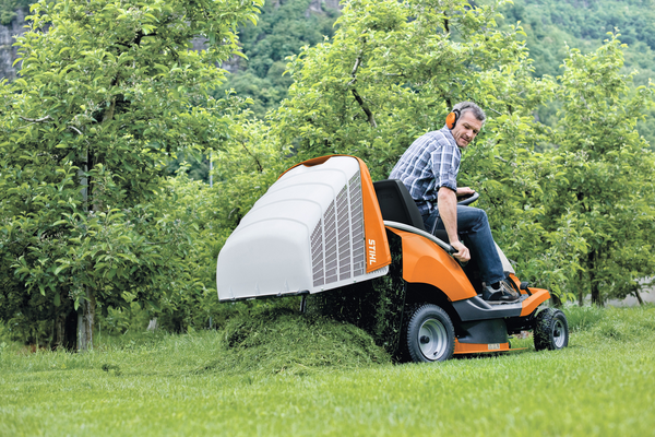 Mann benutzt STIHL RT 4082 Aufsitzmäher in grünem Garten