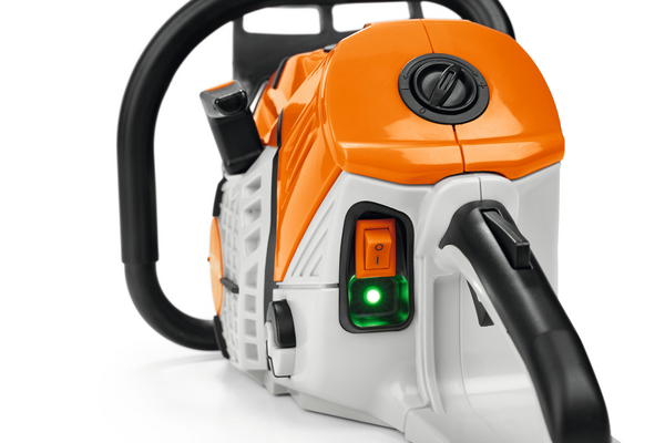 Spielzeug-Motorsäge von Stihl in Orange und Weiß mit grünem LED-Licht