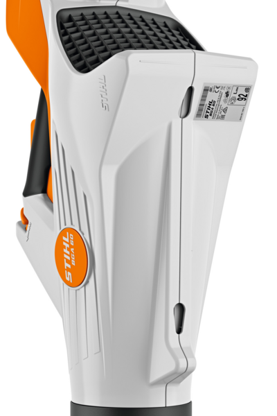 STIHL BGA 60 Akku-Laubbläser in Weiß und Orange mit sichtbaren Markenlogos und Warnetiketten
