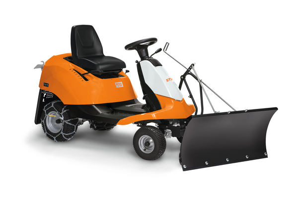 STIHL Aufsitzmäher mit Schneeräumschild und Schneeketten auf neutralem Hintergrund