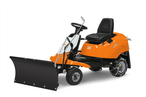 STIHL Aufsitzmäher mit Schneeräumschild und Schneeketten auf weißem Hintergrund
